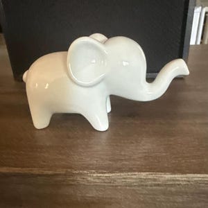 Mini Ceramic Elephant Figure - Minimalist Animal Sculpture | Modern Deco Element for Home or Office