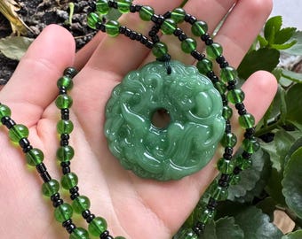 Ręcznie rzeźbiony naszyjnik z wisiorem z zielonego jadeitu – chiński amulet