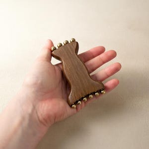 Akupressur-Gesichtsmassagegerät aus Messing, ergonomisches Design in Holzoptik, ideales Geschenk für die Hautpflege und Selbstfürsorge