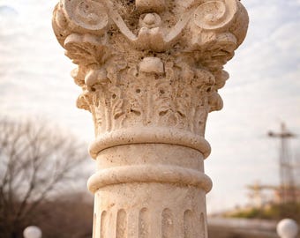 Columna corintia de travertino tallada a mano – 275 cm. Ideal para jardín o decoración de interiores.