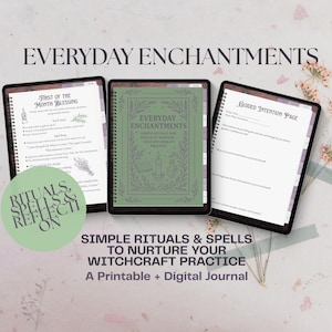 以下が含まれることがあります： 「EVERYDAY ENCHANTMENTS」と「SIMPLE RITUALS & SPELLS TO NURTURE YOUR WITCHCRAFT PRACTICE」のテキストが入った3つのデジタルジャーナル。ジャーナルは、テキストとイラストのあるページを表示するために開かれています。緑色の円には「RITUALS, SPELLS & REFLECTION」と書かれています。