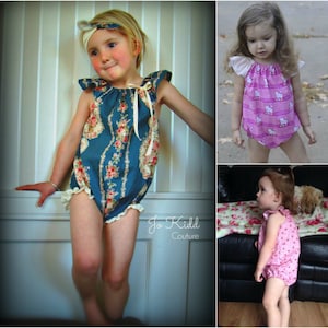 Pode incluir: Três meninas pequenas vestindo diferentes macacões de estampa floral. Os macacões têm babados ao redor do decote e da parte inferior. As meninas estão sorrindo e olhando para a câmera.