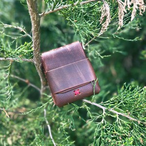 Cartera con solapa Fjord: cartera minimalista con solapa de piel flor de primera calidad, hecha a mano