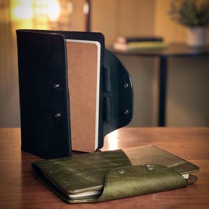 Portafolio de piel flor tamaño A5 / Funda de diario cosida a mano con presilla para bolígrafo, cierre a presión y tarjetero / Incluye cuaderno rayado de 100 páginas