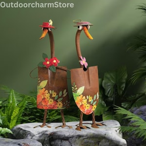 Bonita estatua de pato para jardín - Escultura artística de pala reciclada de 30 cm con detalles florales - Decoración de hierro para jardín, césped, entrada, oficina, regalo