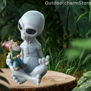 Unique Alien and Gnome Resin Statue – Funny Sci-Fi Garden Figurine, Outdoor and Indoor Decor, Quirky Space Yard Ornament,Great Gift for Home
