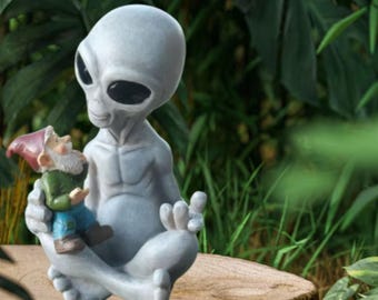 Unique Alien and Gnome Resin Statue – Funny Sci-Fi Garden Figurine, Outdoor and Indoor Decor, Quirky Space Yard Ornament,Great Gift for Home