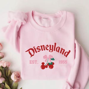 Sudadera con la cereza de Disneyland, camisa con lazo de Mickey y cereza de Disney, camiseta de viaje a Disneyland, suéter con la cereza de Disneyland imagen 1