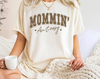 Mommin' Ain't Easy Shirt,Funny Mom Tshirt, Mom Life Shirt,Trendy Mama Graphic Tee,Gift for Busy Mama,Tired Mom Outfit,New Mom Graphic Tshirt