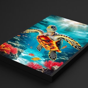 Peut inclure: Une impression vibrante d'une tortue de mer nageant dans un récif corallien. La tortue a une carapace jaune et orange avec des marques noires. Le récif présente du corail rouge et des poissons colorés. L'arrière-plan est un océan bleu vif avec du soleil.