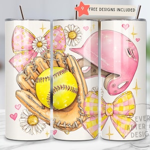 Könnte beinhalten: Drei weiße isolierte Becher mit einem Softball-Design. Das Design zeigt einen gelben Softball, einen beigefarbenen Handschuh, einen rosa Helm, Schleifen und Gänseblümchen. Der Text "9 FREE DESIGNS INCLUDED" ist sichtbar.