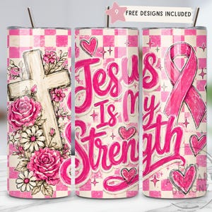 Peut inclure: Un gobelet en acier inoxydable avec un motif à carreaux roses et blancs. Le gobelet présente une croix, des fleurs, des cœurs et le texte "Jesus Is My Strength" en rose. Un ruban rose est également affiché.