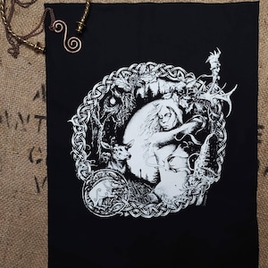 Puede incluir: Parche en blanco y negro con una mujer de pie en un bosque. Está rodeada de árboles, un ciervo y un diseño de nudo celta. El parche está hecho de tela y es perfecto para agregar un toque de naturaleza a tu ropa o bolso.