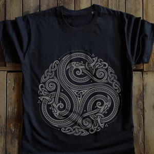 An Tríbhís Mhór ~ Silver Ink Triskelion Celtic T-Shirt ~ Ekologisk FairWare bomull