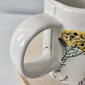 Anthropologie Floral Dagny Buchstabe S Monogramm Tasse | Große Initialtasse aus Keramik mit Wildblumenmotiven Bild 16