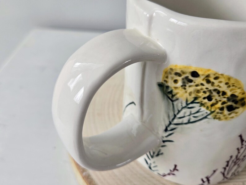 Anthropologie Floral Dagny Buchstabe S Monogramm Tasse | Große Initialtasse aus Keramik mit Wildblumenmotiven Bild 16