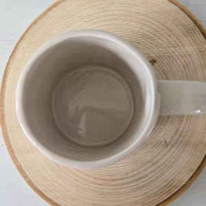Anthropologie Floral Dagny Buchstabe S Monogramm Tasse | Große Initialtasse aus Keramik mit Wildblumenmotiven Bild 7