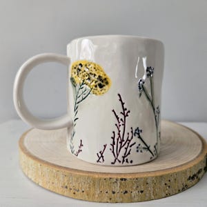 Anthropologie Floral Dagny Buchstabe S Monogramm Tasse | Große Initialtasse aus Keramik mit Wildblumenmotiven Bild 4