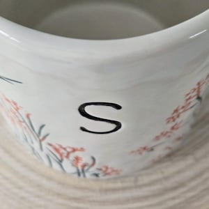 Anthropologie Floral Dagny Buchstabe S Monogramm Tasse | Große Initialtasse aus Keramik mit Wildblumenmotiven Bild 10