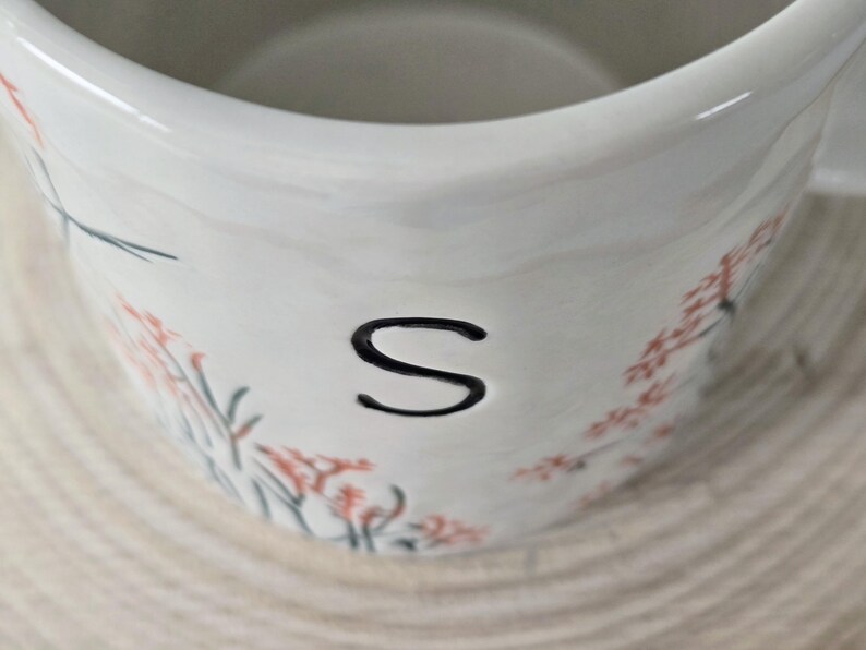 Anthropologie Floral Dagny Buchstabe S Monogramm Tasse | Große Initialtasse aus Keramik mit Wildblumenmotiven Bild 10