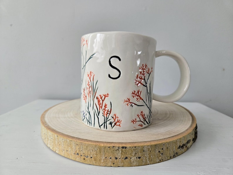Anthropologie Floral Dagny Buchstabe S Monogramm Tasse | Große Initialtasse aus Keramik mit Wildblumenmotiven Bild 1