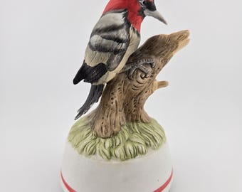 Drehende musikalische Rotkopf-Specht-Figur | 1986 Handbemaltes Porzellan | "Melodie ""Over the Rainbow""."