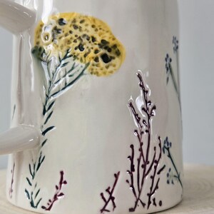 Anthropologie Floral Dagny Buchstabe S Monogramm Tasse | Große Initialtasse aus Keramik mit Wildblumenmotiven Bild 6