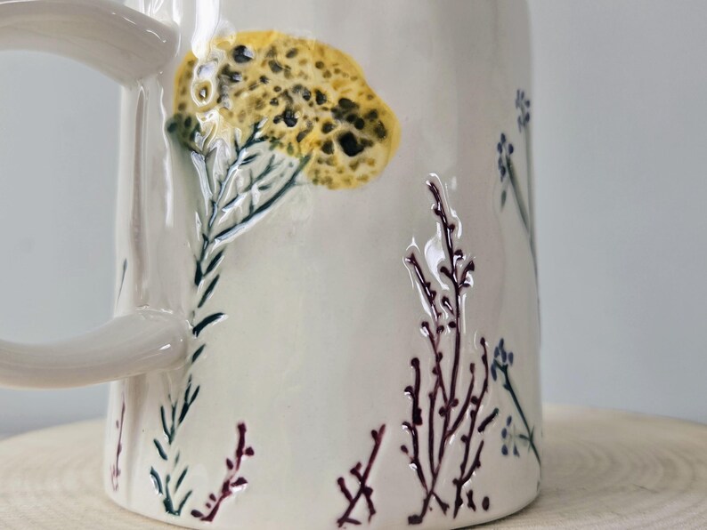 Anthropologie Floral Dagny Buchstabe S Monogramm Tasse | Große Initialtasse aus Keramik mit Wildblumenmotiven Bild 6