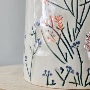 Anthropologie Floral Dagny Buchstabe S Monogramm Tasse | Große Initialtasse aus Keramik mit Wildblumenmotiven Bild 19