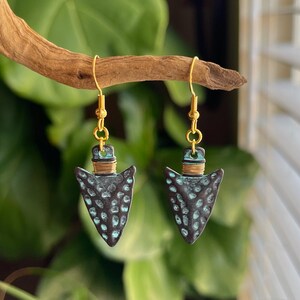 Metal Arrowhead Earrings: Gold-Colored Components