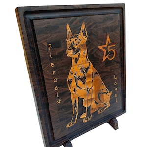 Planche à découper en noyer avec incrustation Doberman, bloc de boucher sur mesure en bois de bout.