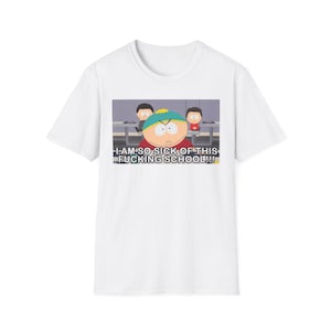 Könnte beinhalten: Ein weißes T-Shirt mit kurzen Ärmeln und einem Grafikdruck der South Park-Figur Eric Cartman mit wütendem Gesichtsausdruck. Der Text unter der Figur lautet, I AM SO SICK OF THIS FUCKING SCHOOL!!!, vor einem Hintergrund eines Klassenzimmers.