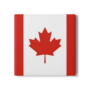 Puede incluir: Imán cuadrado con la bandera de Canadá. El diseño presenta una hoja de arce roja sobre un fondo blanco, con barras rojas verticales a cada lado. Un artículo patriótico.