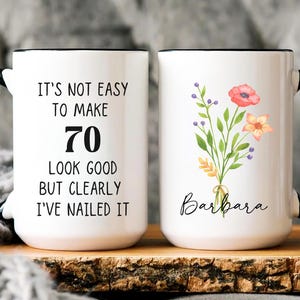Cadeau 70e anniversaire pour femme, Mug d&#39;anniversaire 70 ans, Mug anniversaire 70 ans personnalisé, né en 1955, cadeau personnalisé pour femme de 70 ans