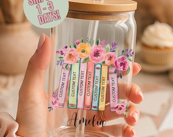 Vaso con estantería de libros personalizado, taza con nombre de libro personalizado, regalo para amantes de los libros, taza de libro personalizada, regalo personalizado para club de lectura, taza de café con hielo de libro