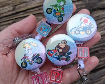 Super Mario Videospiel Abzeichen Reel-Mario und Luigi Themed Badge-Nostalgisches Geschenk für Lehrer-PEDS Krankenschwestern-CNA Badge-Male Badge-Episches Universum