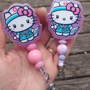 Porta badge retrattile in acrilico Kitty Healthcare - Infermiera HK - Porta badge con clip identificativa a forma di gattino - Regalo per infermiera - Porta badge medico - Laccetto