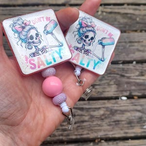 Sei nicht salzig Skelett Sommer Acryl einziehbare Abzeichen Reel-Snarky dunkel Erwachsene Humor-Lustige Skelett-Krankenschwester Geschenk-Girly Femme Medizinische Abzeichen