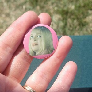 when you order the Button Pin No Clip, this does not come with a badge reel clip