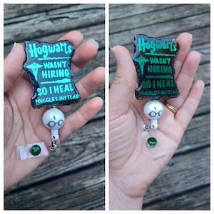 3.ª ed. Nuevas cuentas y amuletos de mago de HP con carrete para insignias de curación de muggles: carrete para insignias de Hogwarts, carrete para insignias mágicas, insignia de enfermera, insignia de profesor