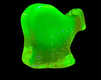 Figura de pez de vidrio de uranio de la década de 1930 - Estatua de animal de vidrio con luz ultravioleta y vaselina amarilla - Arte de vidrio depresivo fluorescente brillante