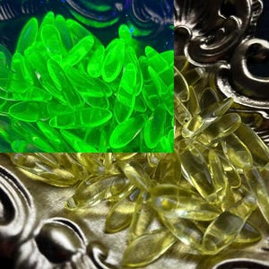 Puede incluir: Imagen dividida que muestra dos arreglos distintos de objetos ovalados. El lado izquierdo presenta objetos de color verde brillante, mientras que el lado derecho muestra objetos amarillos. Ambos se colocan sobre un fondo decorativo y ornamentado con un acabado metálico.