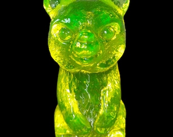 Figura de oso de vidrio de uranio de la década de 1930 - Estatua de animal de vidrio con luz ultravioleta y vaselina amarilla - Arte de vidrio depresivo fluorescente brillante