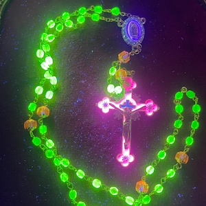 Rosario in vetro di uranio luminoso / Piccola collana con crocifisso cattolico / Composto da 6 perle colorate della cattedrale e 53 perle di vaselina lucidate a fuoco (4 mm)