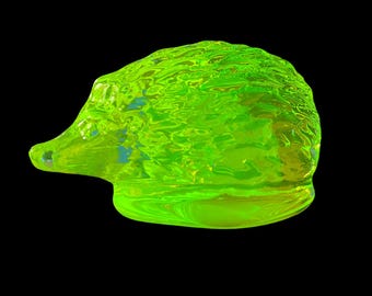 Figura de erizo de vidrio de uranio de la década de 1930 - Estatua de animal de vidrio con luz ultravioleta y vaselina amarilla - Arte de vidrio depresivo fluorescente brillante
