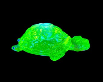 Figura de tortuga de vidrio de uranio de la década de 1930 - Estatua de animal de vidrio con luz ultravioleta y vaselina amarilla - Arte de vidrio depresivo fluorescente brillante
