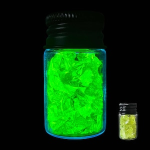 Frasco de fragmentos de vidrio de uranio triturado – Fragmentos de vaselina amarilla brillante – Vial reactivo a los rayos UV con vidrio radiactivo seguro para manualidades y magia