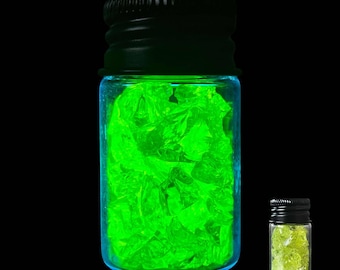 Flasche mit zerkleinerten Uranglasscherben - Glühende Vaseline-Fragmente - UV-reaktive Fläschchenprobe mit sicherem strahlendem Material für DIY-Handwerk