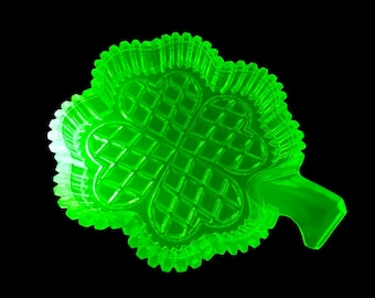 Caixa de joias da sorte em vidro de urânio (trevo de quatro folhas) | Recipiente decorativo para bugigangas em vaselina amarela | Brilha sob luz UV | Prato vintage