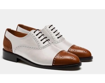 Zapatos Oxford brogue de piel bicolor, hechos a mano, en blanco y tostado, para hombre. Zapatos Goodyear Welted cosidos a mano.